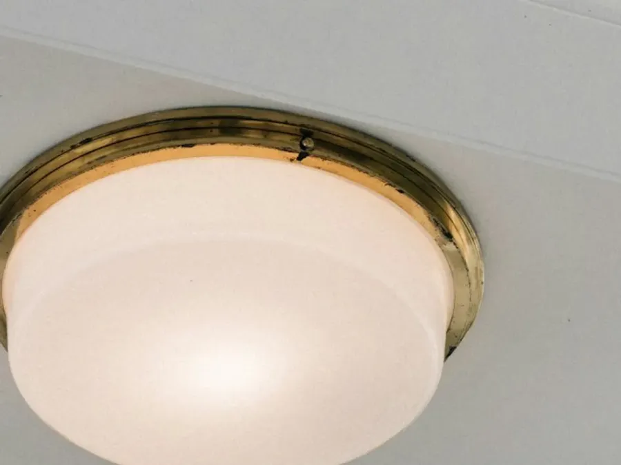 Detalhe do aro dourado de um plafon instalado