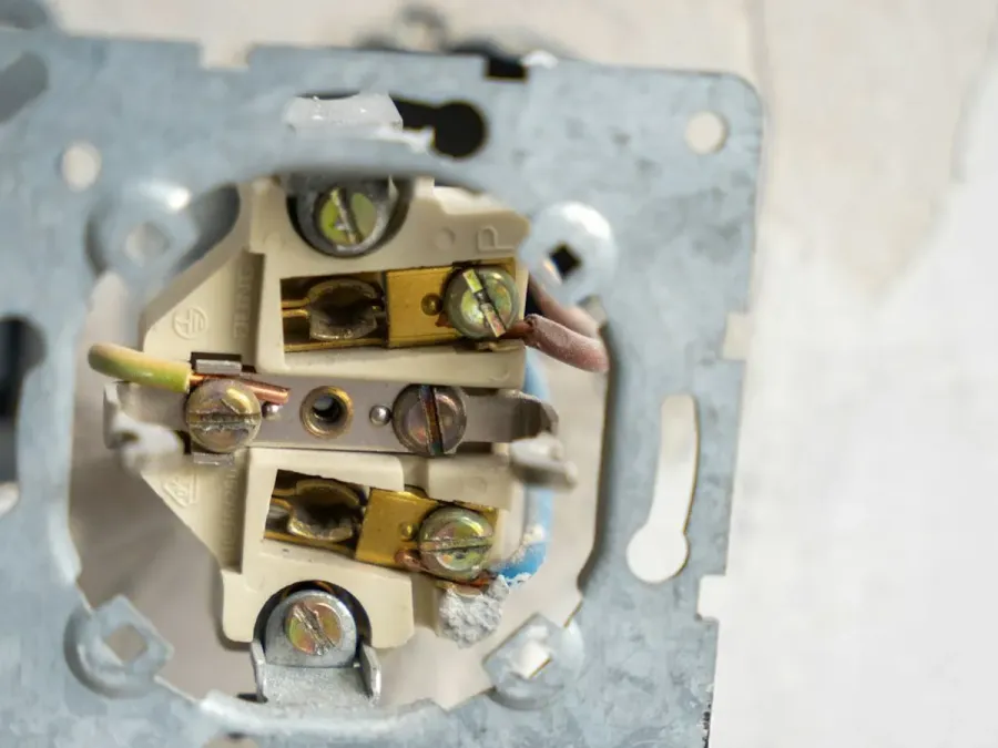 Detalhe da fiação de uma tomada em instalação