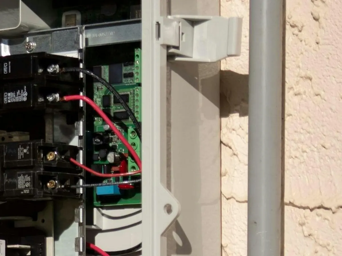 Detalhe de quadro de disjuntores com cabos organizados