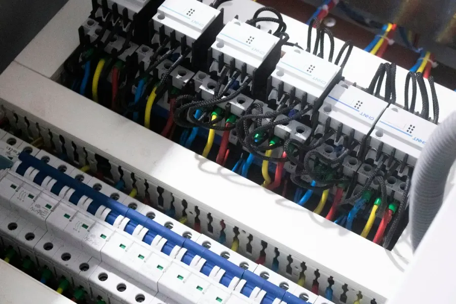 Quadro de disjuntores novo com cabos coloridos organizados